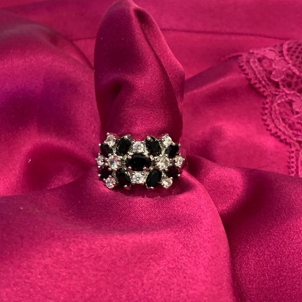 BEAUTIFUL BLACK & DIAMOND RING. LOOKS INCREDIBLY REAL. 925 STERLING SILVER - Picture 2 of 6